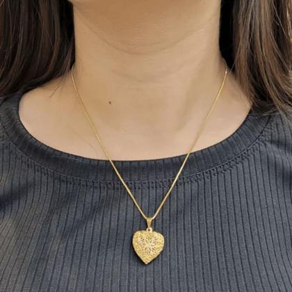 Imagem de Colar com 1 foto relicário coração telado pequeno folheado a ouro 18k