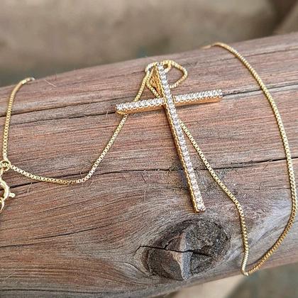 Colar Com Pingente Cruz Semijoia Banhada A Ouro 18k - Divinário Imagem de Colar Com Pingente Cruz Semijoia Banhada A Ouro 18k