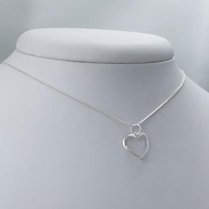Imagem de Colar Coração Vazado e Curvado Prata 925