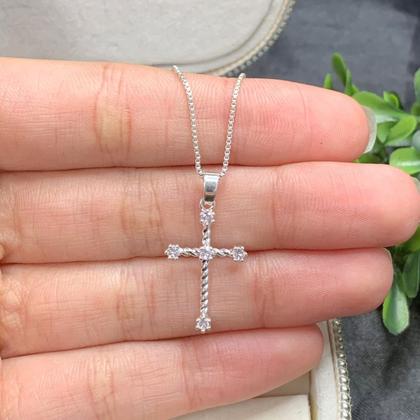 Imagem de Colar cruz cravejada torcida prata 925 banhada semijoia 45cm