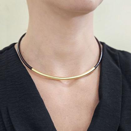 Imagem de Colar de Couro Natural Café com Canutilho Longo Revestido em Ouro
