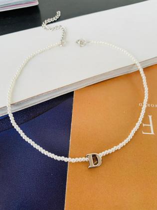 Imagem de Colar de mini Pérolas com Inicial Ouro e Prata Semi Joia