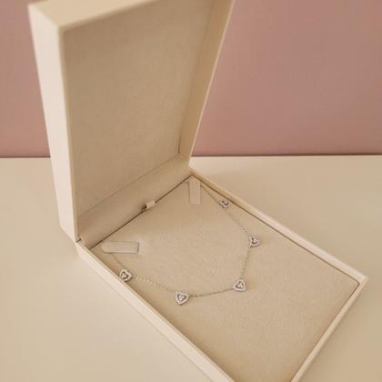 Imagem de Colar de Prata Ródio 5 Corações Cravejados Dia das Mães