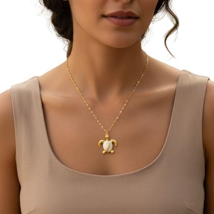 Imagem de Colar Dourado com Pingente de Tartaruga e Detalhe em Branco