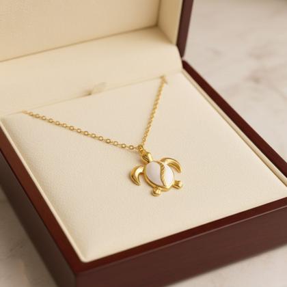 Imagem de Colar Dourado com Pingente de Tartaruga e Detalhe em Branco