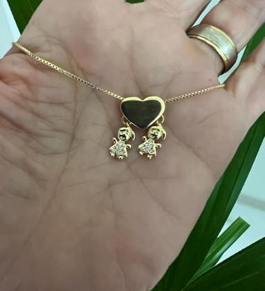 Imagem de Colar duas meninas com coração banhado a ouro 18k