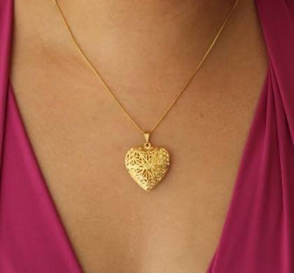 Imagem de Colar Gargantilha Feminino com Pingente Relicário Coração Vazado Pequeno para Foto Folheado Ouro 18k Dourado