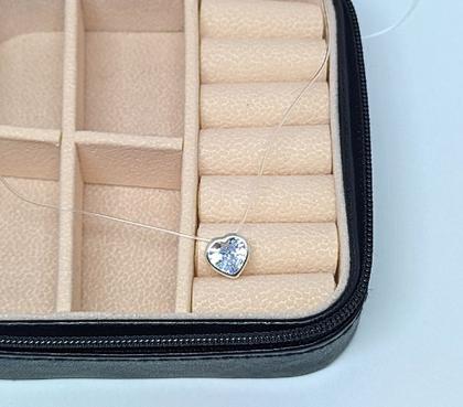 Imagem de Colar Gargantilha Fio Nylon Ponto de Luz com Coração Zircônia Folheado Prata Tendência Moda Feminino