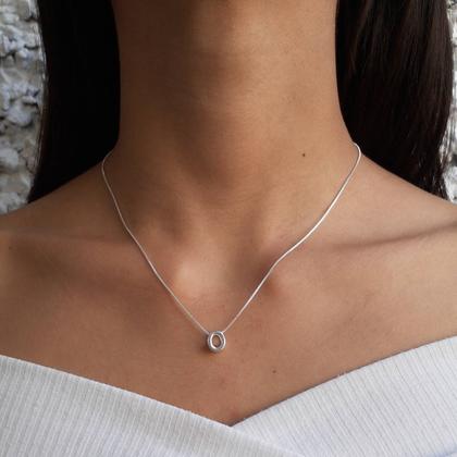 Imagem de Colar Pingente Letra O Banhado a Prata 925