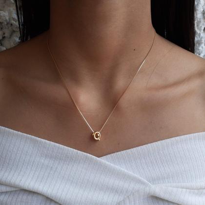 Imagem de Colar Pingente Letra Q Banhado a Ouro 18k