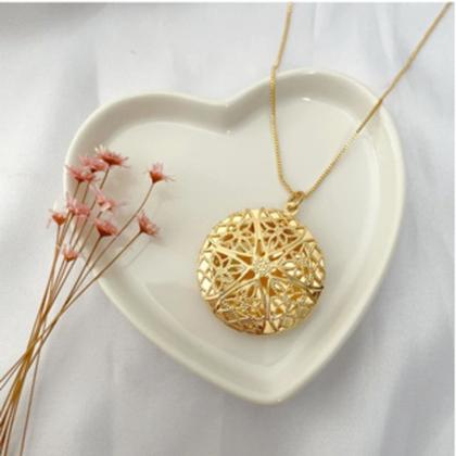 Imagem de Colar  Relicário Vasado  Redondo Porta Foto Folheado a Prata 925 e Ouro18k