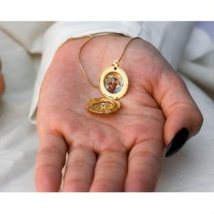 Imagem de Colar  Relicário Vasado  Redondo Porta Foto Folheado a Prata 925 e Ouro18k