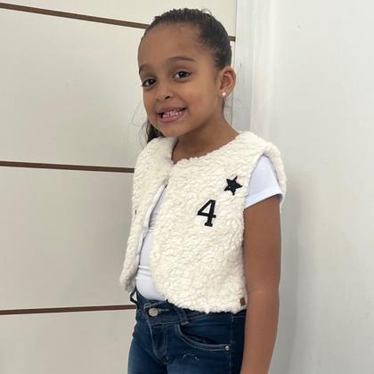 Imagem de Colete Peluciado Menina Com Botão Forrado Estiloso