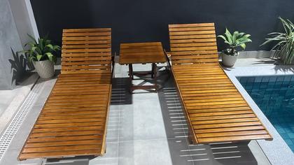 Imagem de Combo com 2 Espreguiçadeiras Ajustáveis de Madeira com Mesinha de Apoio