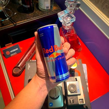 Imagem de Combo Whisky Black Label + Energético Red Bull