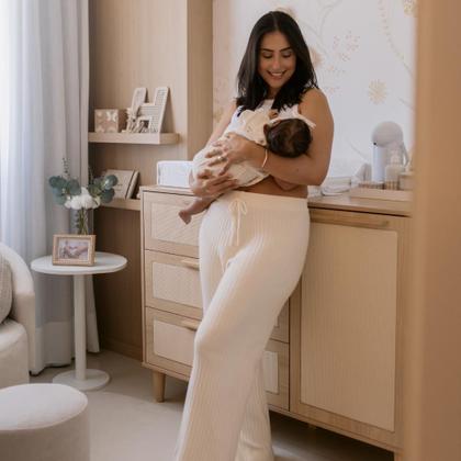 Imagem de Cômoda Infantil com Porta, 3 Gavetas e Detalhes em Rattan Indy  Carvalho Malva