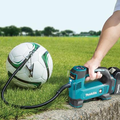 Imagem de Compressor Ar Calibrador Makita 18V, com Iluminação e Medidor Digital, Ideal para Pneus e Bolas  DMP180Z