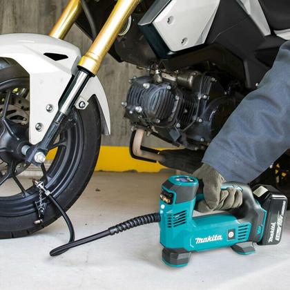 Imagem de Compressor Ar Calibrador Makita 18V, com Iluminação e Medidor Digital, Ideal para Pneus e Bolas  DMP180Z