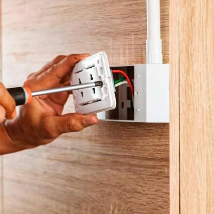 Imagem de Conjunto 1 Interruptor Simples   1 Tomada Sobrepor Com Caixa 2P T 250V/10A Branco 4 X 2 63200 Ilumi