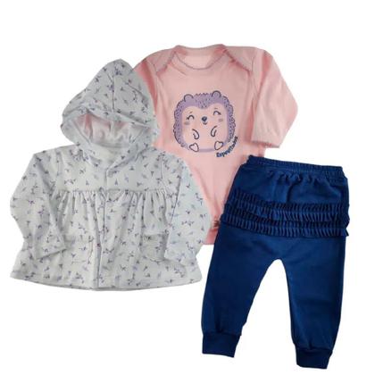 Imagem de Conjunto 3 peças bebê longo casaco branco com capuz estampado florzinhas, body longo rosa estampado porco espinho e calça azul com frufru