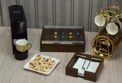 Imagem de Conjunto 6 xícaras 90 ml para café de porcelana branco/dourado com pires e suporte Versa Wolff - 18058