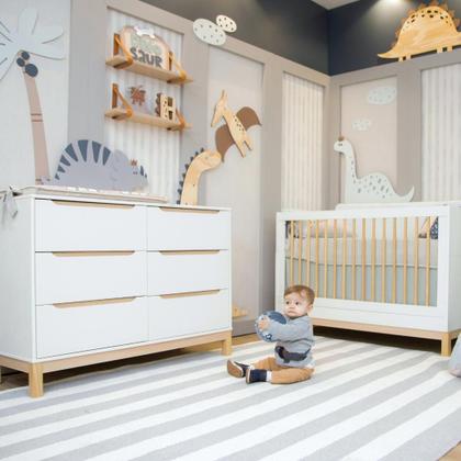 Imagem de Conjunto Berço 2 em 1 com regulagem de Altura do Estrado e Cômoda 6 gavetas MDF espaço para o Trocador Branco com Carvalho