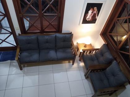Conjunto Cancún Sofá 3 Lugares E Poltronas De Madeira Banco Cinza Escuro - Scholl Imagem de Conjunto Cancún Sofá 3 Lugares E Poltronas De Madeira Banco Cinza Escuro