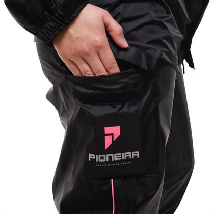 Imagem de Conjunto Capa de Chuva Feminino Com Capuz Tamanho P Preto Impermeável Motoqueiro Nylon 0,20mm Pioneira - 1101-F-PRE-P