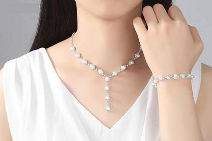 Imagem de Conjunto Colar, Brinco e pulseira com cristais e pérolas