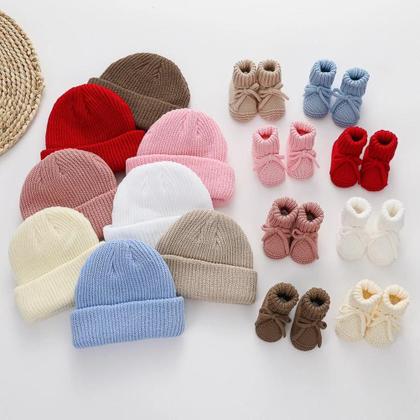 Imagem de Conjunto De 2 Peças: Toucas De Tricô Para Bebê E Meias Artesanais Com Laço - Calçados Boutique Em