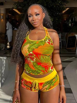 Imagem de Conjunto de Agasalho Feminino Verão - 2 Peças com Estampa Colorida (Regata e Shorts)