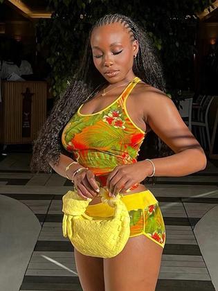 Imagem de Conjunto de Agasalho Feminino Verão - 2 Peças com Estampa Colorida (Regata e Shorts)