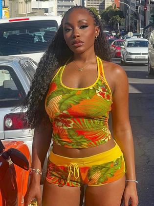 Imagem de Conjunto de Agasalho Feminino Verão - 2 Peças com Estampa Colorida (Regata e Shorts)