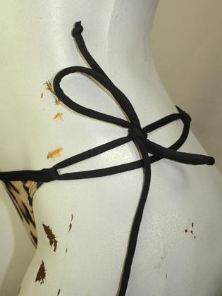 Imagem de Conjunto de Biquini estampa Leopardo Top Triangulo transpassado  com varias amarrações e tanga Fio Dental marquinha
