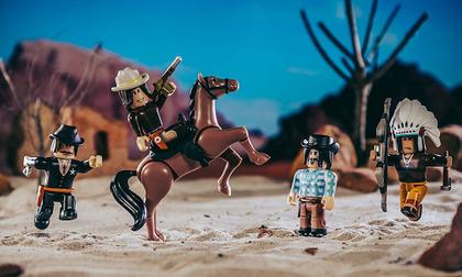 Imagem de Conjunto de bonecos de ação Roblox The Wild West com item exclusivo