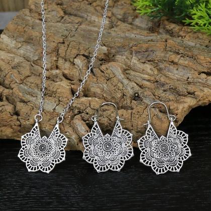 Imagem de Conjunto de Brincos e Colar com Pingente de Metal - Estilo Étnico