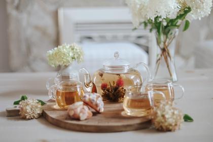 Imagem de Conjunto de Bule de Vidro Resistente ao Calor Teabloom com Infusor Removível para Chá Solto (Tamanho Padrão: 946 ml) e Quatro Xícaras de Vidro Borossilicato (207 ml) - Conjunto Completo de Chá Livre de Chumbo