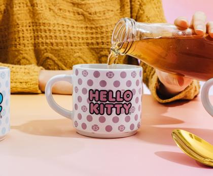 Imagem de Conjunto de canecas Silver Buffalo Sanrio Hello Kitty de 4 peças com prateleira