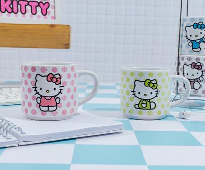 Imagem de Conjunto de canecas Silver Buffalo Sanrio Hello Kitty de 4 peças com prateleira