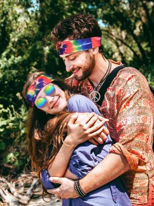 Imagem de Conjunto de fantasias Frienda Hippie, óculos de sol, colar, faixa de cabeça dos anos 60