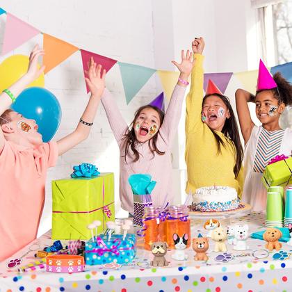 Imagem de Conjunto de lembrancinhas Fumete, 106 peças de pata de cachorro com bolsas, pulseira e brinquedo