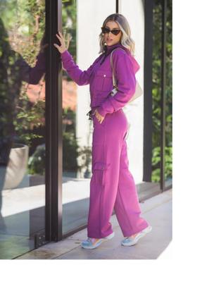 Conjunto de moletom blusa e calça cargo com bolso lateral - Dalla pelle Imagem de Conjunto de moletom blusa e calça cargo com bolso lateral