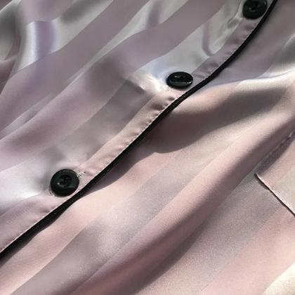 Imagem de Conjunto de Pijamas Feminino de Seda Gelada - Manga Curta e Calças Curtas Listradas