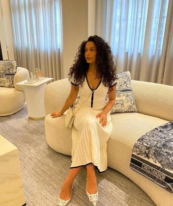 Imagem de Conjunto Elegante de Saia Longa e Top Plissado Branco com Decote V - Verão