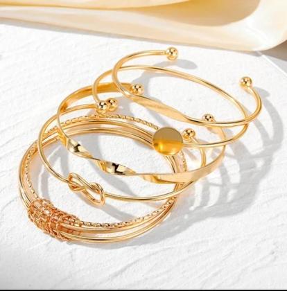 Imagem de Conjunto Exclusivo: 05 Braceletes Banhados a Ouro 18K  Elegância e Brilho Incomparáveis