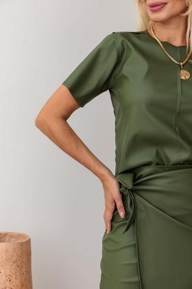 Imagem de CONJUNTO FEMININO SAIA TRANSPASSADA COM LAÇO E BLUSA EM material sintético KELVIA
