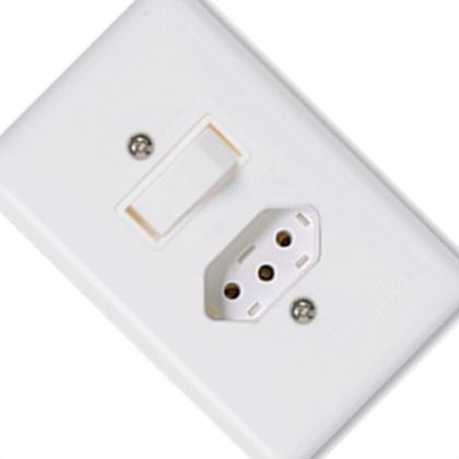 Imagem de Conjunto Ilumi 4X2 Branco Com Placa(1Simples+Tomada 10A) 20200