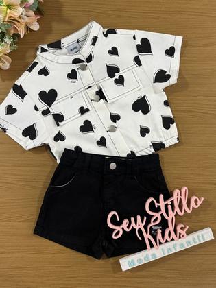 Imagem de Conjunto Infantil Catavento Verão Shorts Preto e Camisete Coração