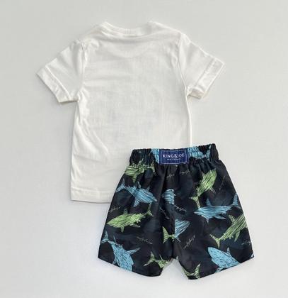 Imagem de Conjunto Infantil King&Joe Camiseta Branca Estampa Tubarão The Perfect Wave com Shorts Preto Estampado Confortável