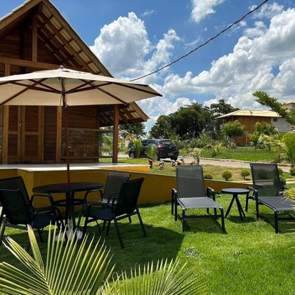 Imagem de Conjunto Jogo De Mesa 4 Cadeiras De Piscina Chaise E Guarda Sol para piscina, jardim, varanda, área gourmet